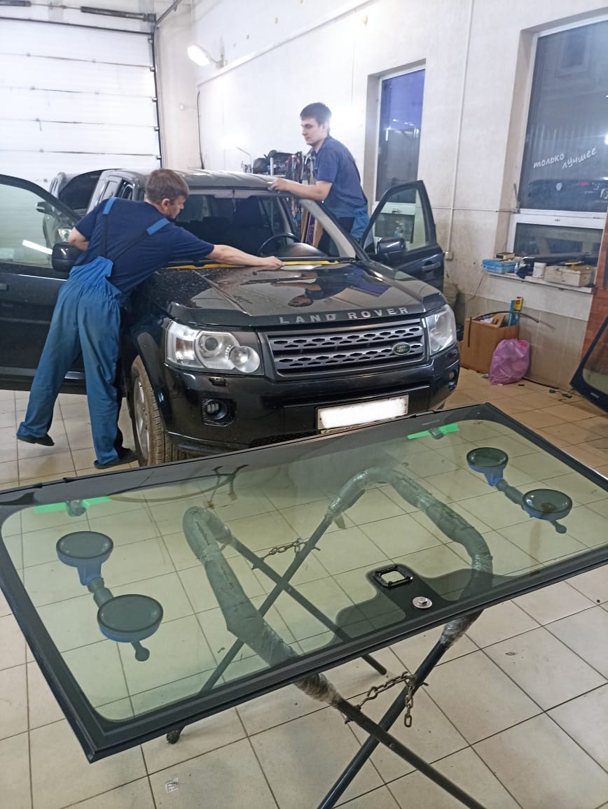 Замена ветрового стекла Land Rover Discovery