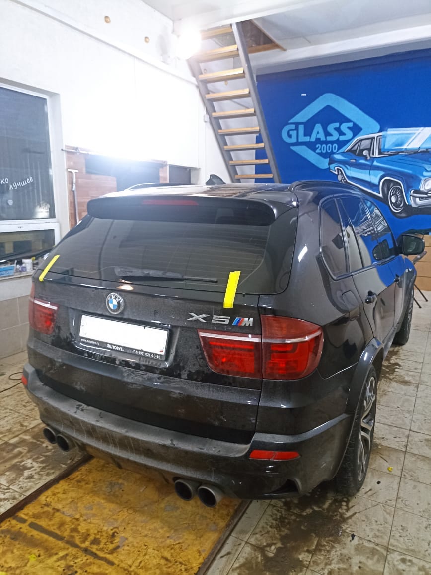 Установка заднего стекла с тонировкой BMW X5 70 кузов