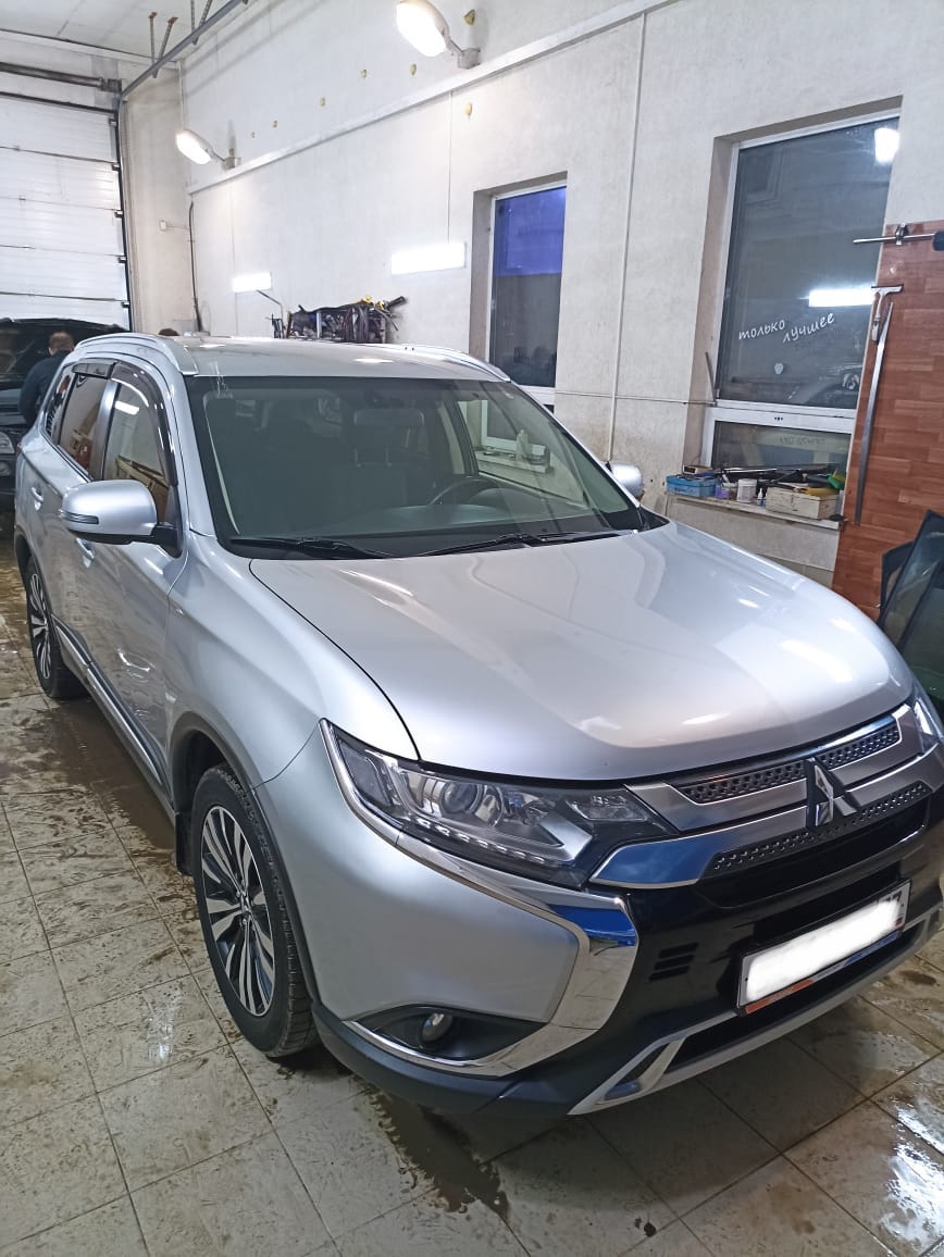 Установкам ветрового стекла с полным обогревом Mitsubishi Outlander 2013 года