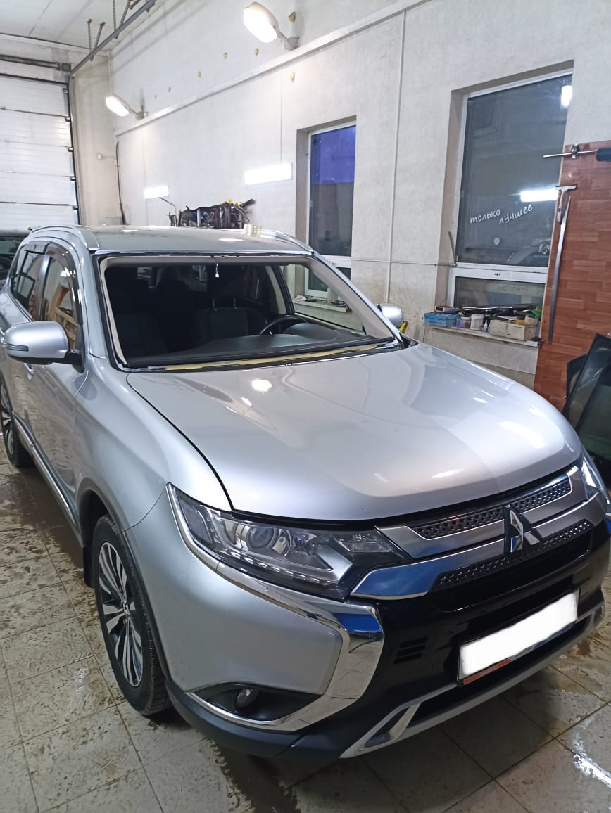 Установкам ветрового стекла с полным обогревом Mitsubishi Outlander 2013 года