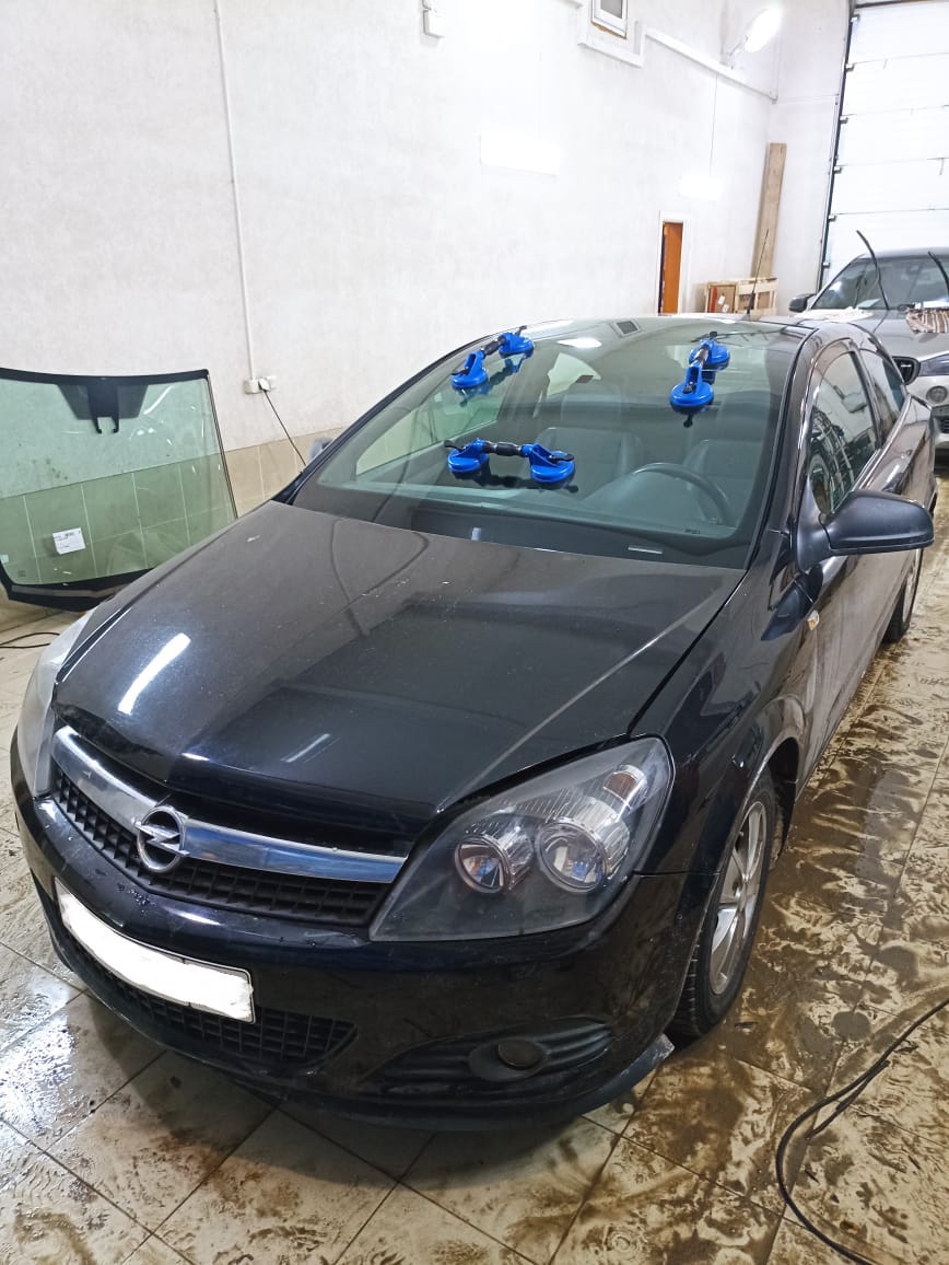 Установка ветрового стекла Opel Astra H GTC